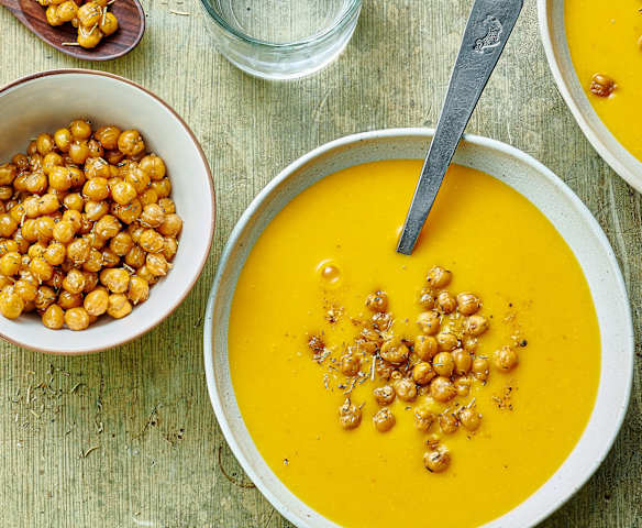 Kürbissuppe mit Ingwer, Kokosmilch und gerösteten Kichererbsen (12 Portionen)