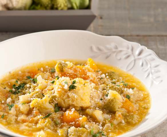 Sopa de coliflor y romanescu con calabaza
