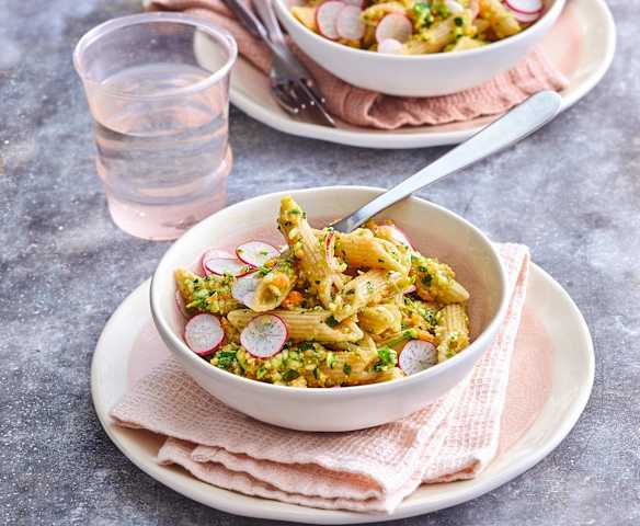 Salade de penne complètes aux légumes et pesto persil-noisettes