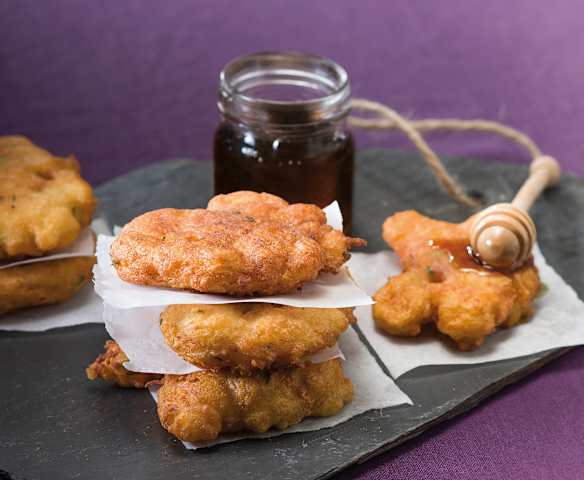 Tortillitas de bacalao con miel de caña