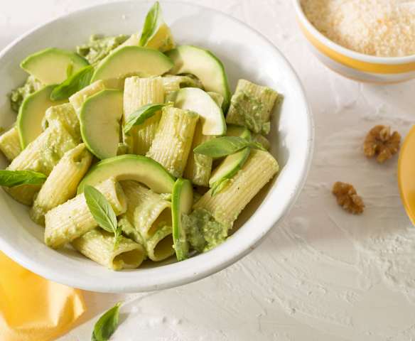 Pasta con pesto de nueces y aguacate