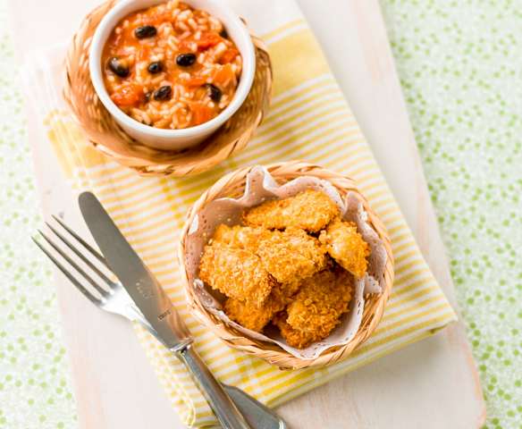 Nuggets de peixe e arroz de tomate com feijão preto
