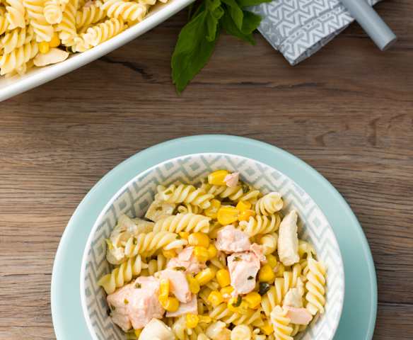 Ensalada de pasta con pollo y salmón