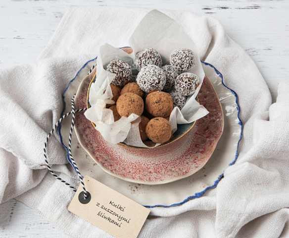 Kulki z suszonymi śliwkami