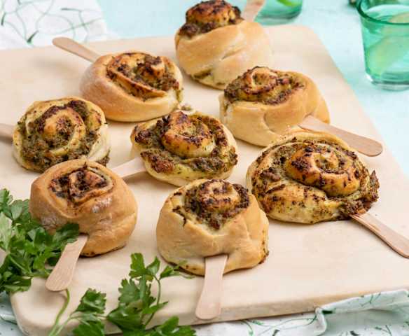 Wytrawne ślimaczki drożdżowe na patyku