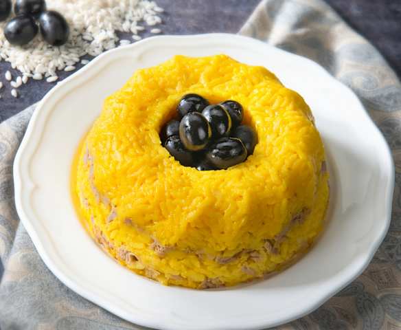 Anello di riso giallo al tonno e olive