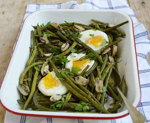 Ensalada tibia de chauchas con huevo poché
