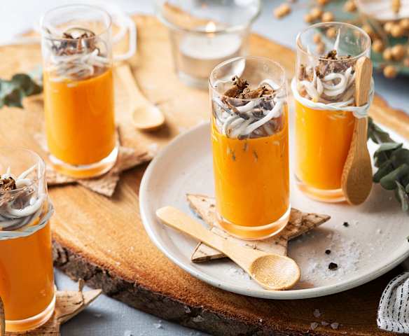 Vasitos de crema de piquillos con trufa y angulas de surimi