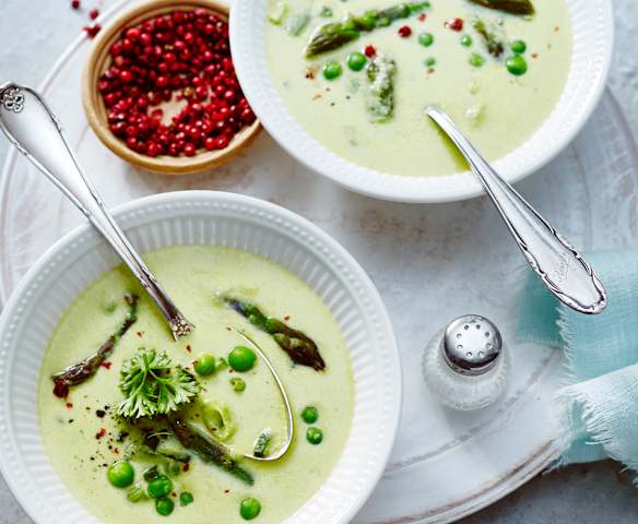Grüne Spargelsuppe mit Erbsen