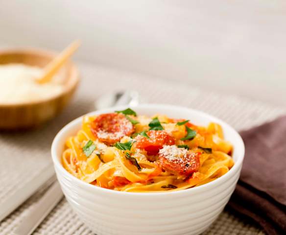 Φετουτσίνι με κρεμώδη σάλτσα ντομάτας και σαλάμι