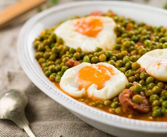 Ervilhas com ovos escalfados