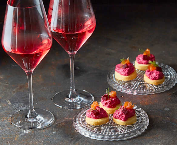 Biscotti al pecorino e mousse di barbabietola