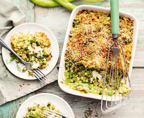 Gratin de printemps merlu, petits pois et fèves, sauce aux herbes