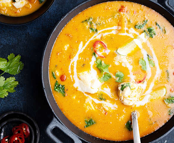 Kokosowa zupa z rybą i batatami (z osłoną noża miksującego)