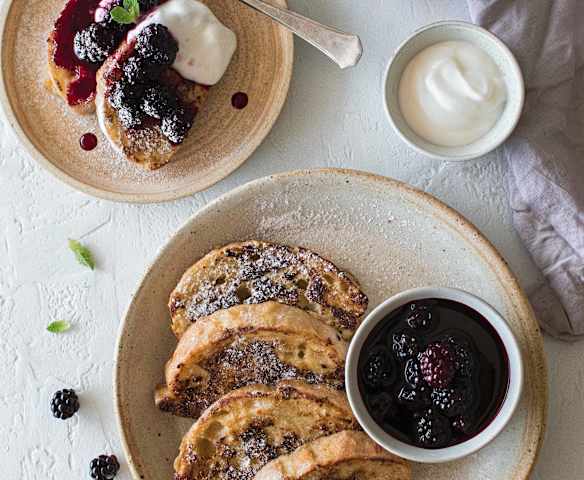 Tostadas francesas con compota de moras
