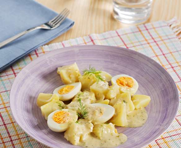 Patatas y huevos con salsa de eneldo