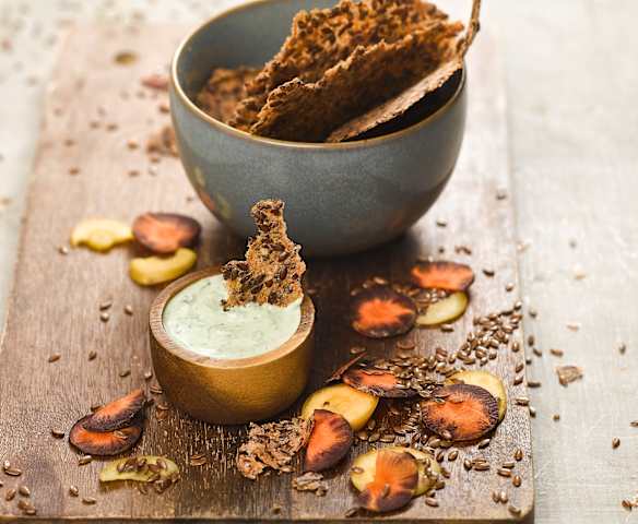 Zeleninové krekry a bylinkový dip