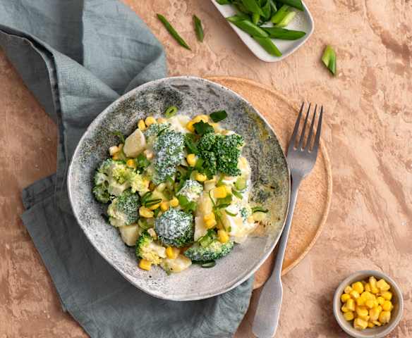 Sałatka ziemniaczano-brokułowa z kukurydzą i szczypiorkiem