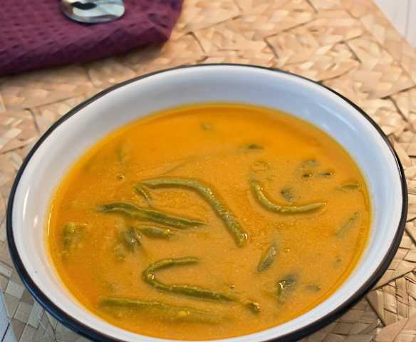 Caldo de habas con nopales