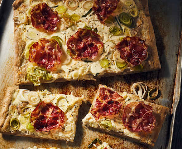 Sauerteigpizza mit Porree und Coppa