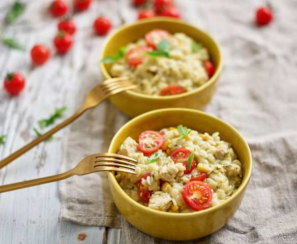Orzo com frango, milho e tomate-cereja