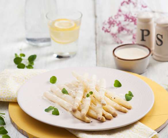 Białe szparagi z jogurtowym sosem à la holenderskim