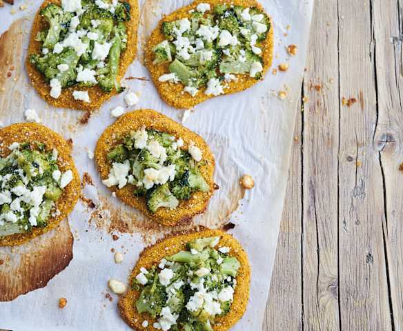 Piza naan de batata-doce com brócolos e queijo feta