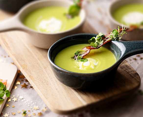 Soupe crémeuse de petits pois et jambon croustillant