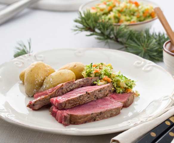 Chuletón con papas, mojo picón y coleslaw de brócoli y mango