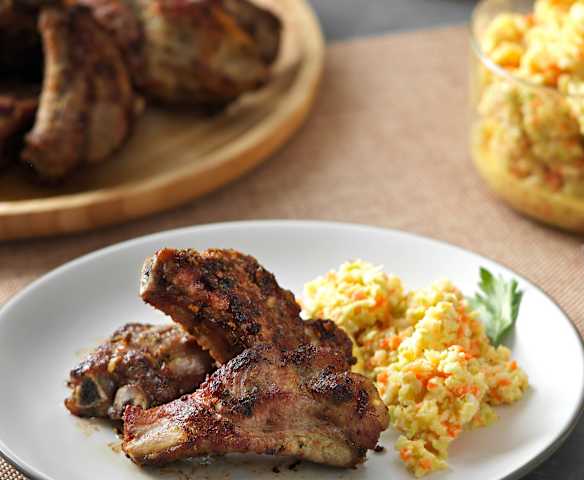 Costillas de cerdo fritas con ensalada coleslaw
