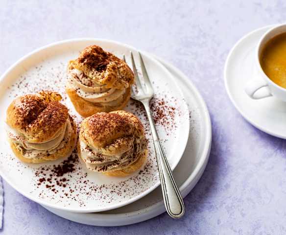 Profiteroles de tiramisú