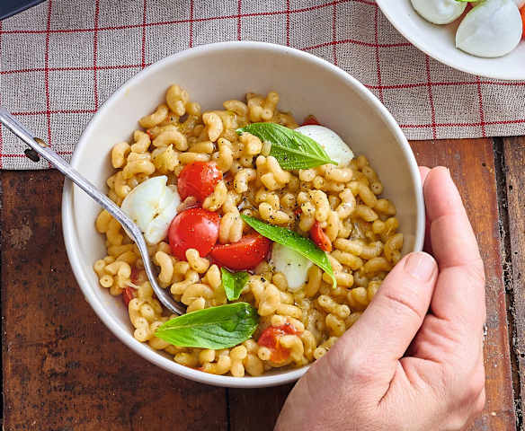One pot coquillettes complètes, tomates cerise, mozzarella et pesto