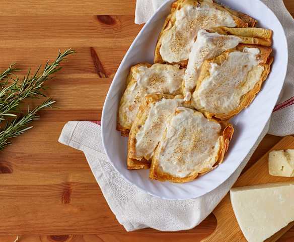 Crêpes alle erbe aromatiche con mortadella e funghi Crêpes alle erbe aromatiche con mortadella e funghi