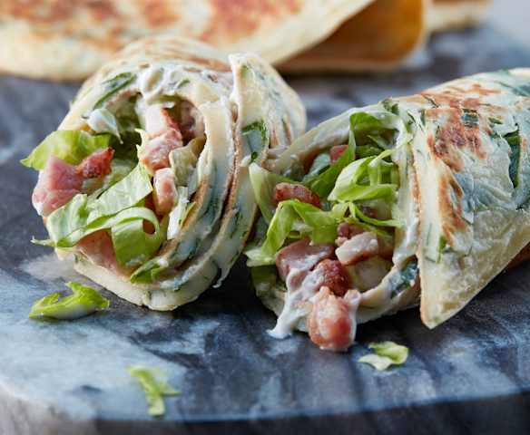 Bärlauch-Crêpes mit Frischkäsecreme und Eisbergsalat
