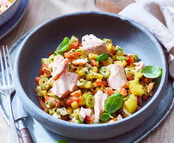 Lachs mit Mozzarella-Mango-Tomaten-Salat Lachs mit Mozzarella-Mango-Tomaten-Salat