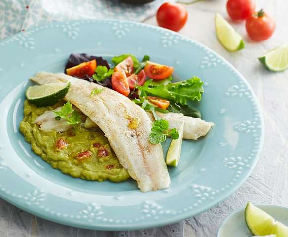 Spigola sottovuoto con crema di avocado e pomodorini