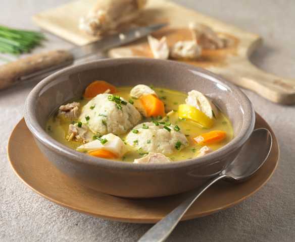 Kräftige Hühnersuppe mit Bröselknödel Kräftige Hühnersuppe mit Bröselknödel