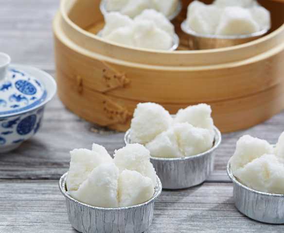 Kue Kukus Ragi Sarawak (White Yeasted Steamed Cupcakes)