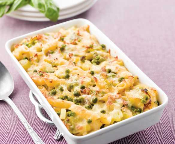 Massa com bacon, ervilhas e manjericão