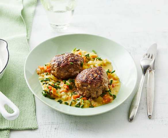 Gemüseragout mit Frikadellen