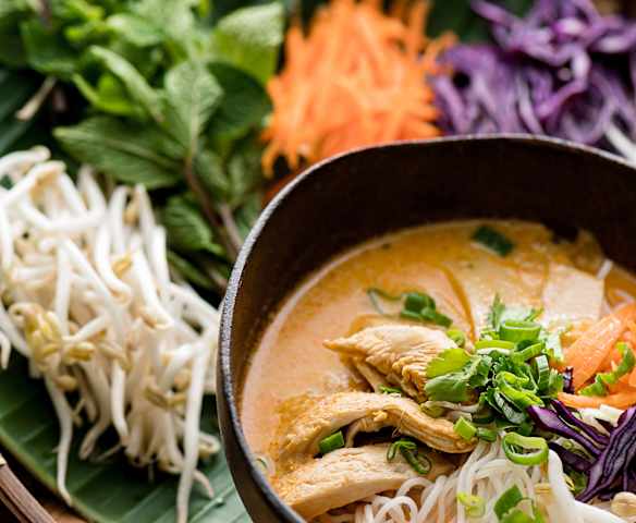 Khao poon (Sopa picante con fideos de arroz, pollo y verduras) - Laos