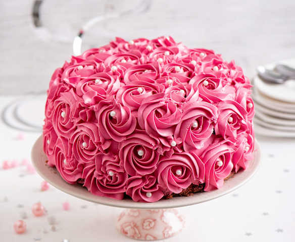 Różowy tort z kremem malinowym