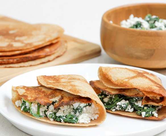 Crepes integrais recheados com ricota e espinafre