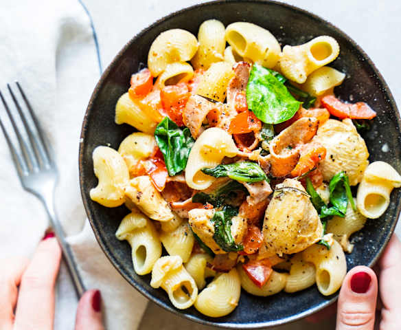 Pâtes au poulet, bacon, tomates et épinards