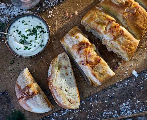 Handbrot mit Schinken und Käse