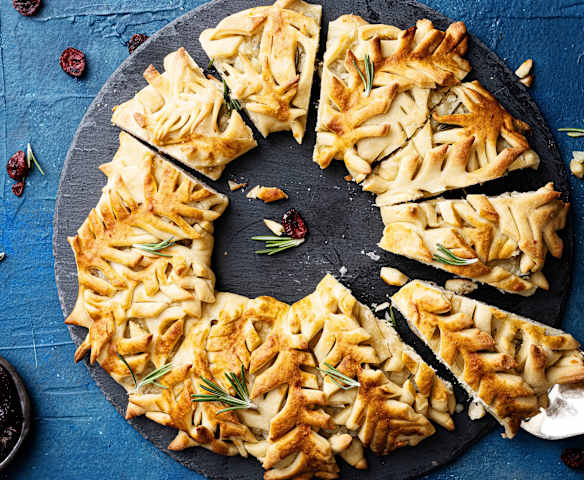 Ciambella di farro con halloumi, mirtilli e rosmarino