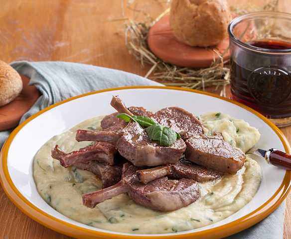 Costolette di agnello con purè di patate e spinaci