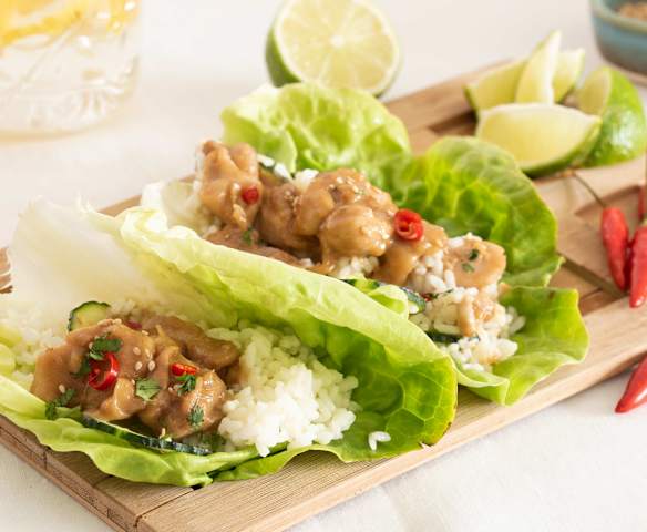 Tacos de lechuga con pollo asiático
