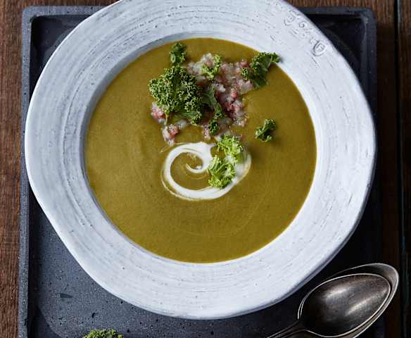 Grünkohlsuppe mit Salami-Zwiebel-Topping