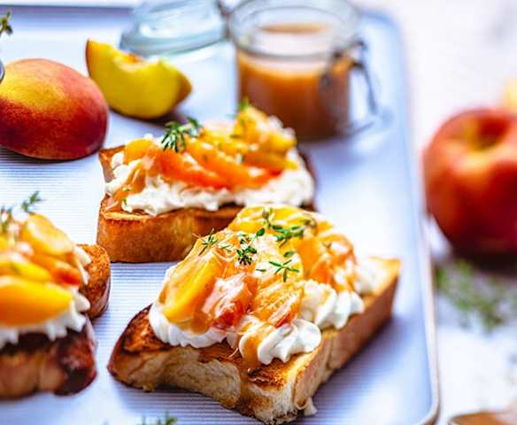 Tartine de brioche aux pêches pochées au thym, sauce caramel
